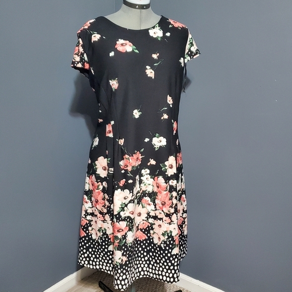 NWT Madison Leigh Black Short Sleeve Dress Pink Flowers Zip Back Size 24W - Picture 1 of 7